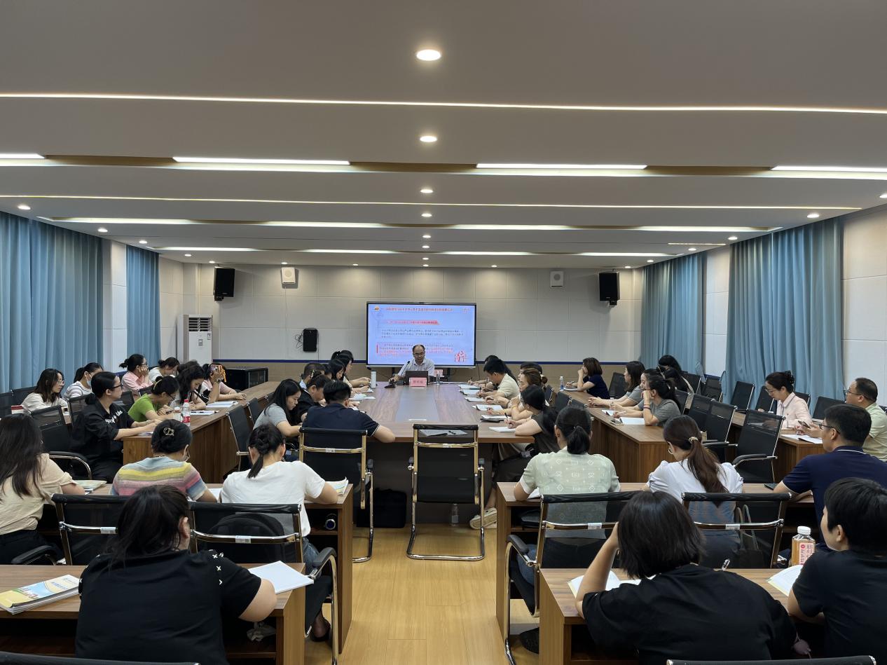 学校领导为工商管理学院党委、行政第八直属党支部全体党员讲授专题党课