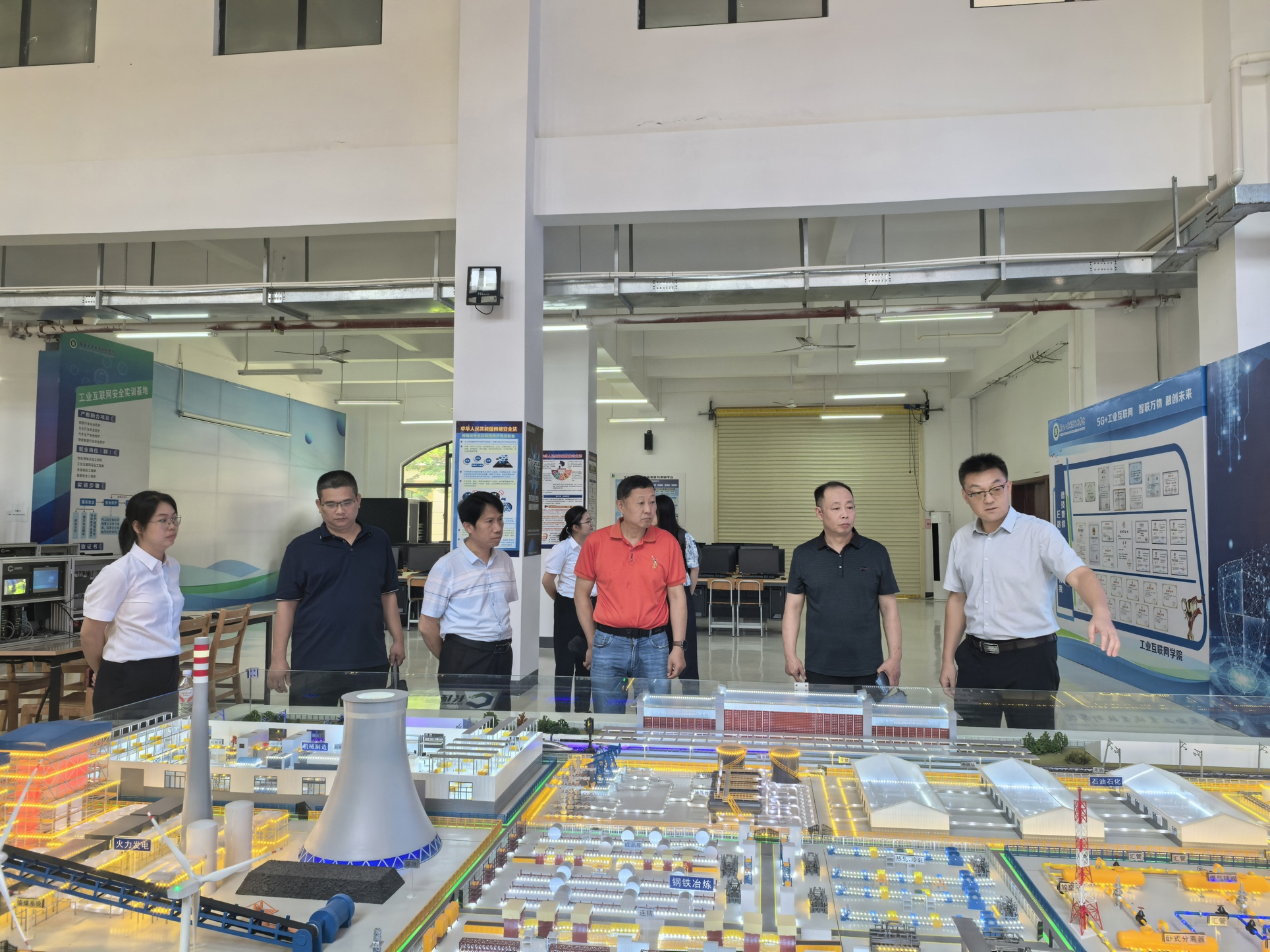 参观工业互联网实训基地