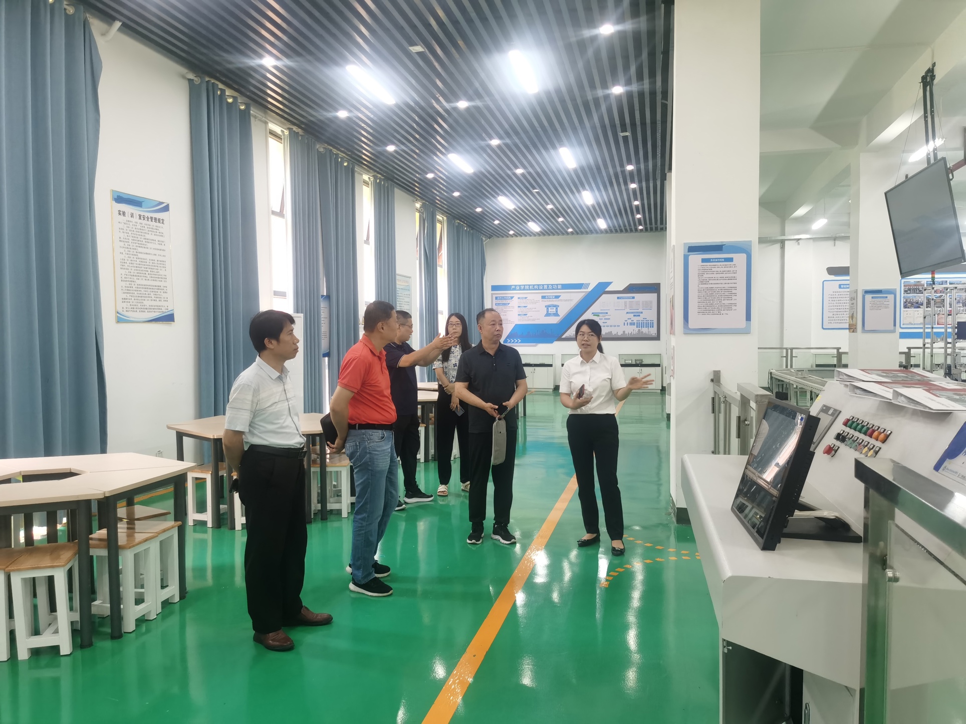 参观装备制造学院实训基地