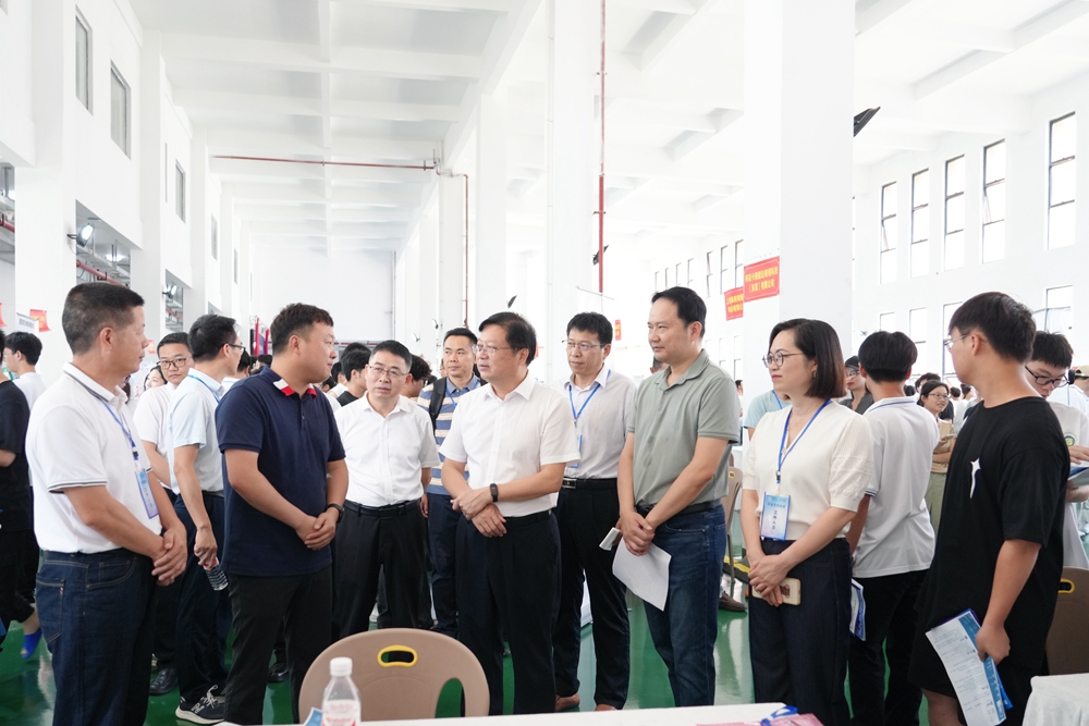 校领导在招聘现场与企业代表交流