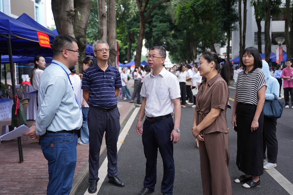 校领导了解企业现场招聘情况