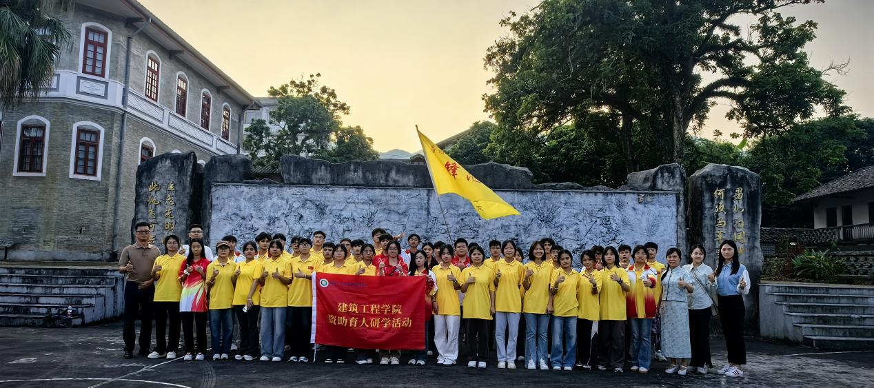 参观容县抗日烈士纪念馆