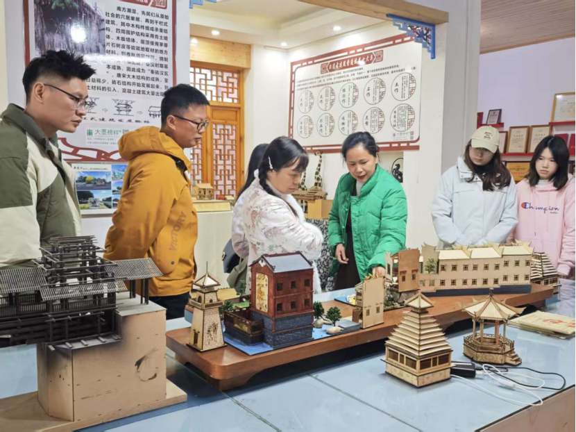 建筑工程学院“建业”辅导员工作室成员到区级非遗古建筑营造技艺传承基地参观学习