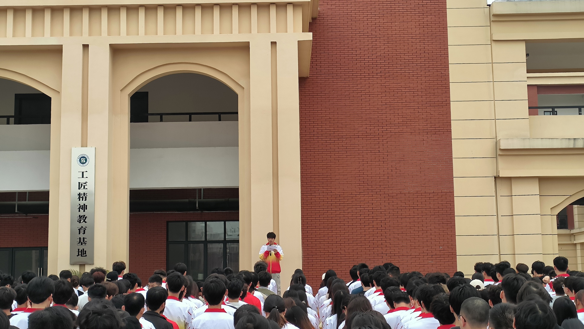 学生代表费贤懿宣读倡议书-原图
