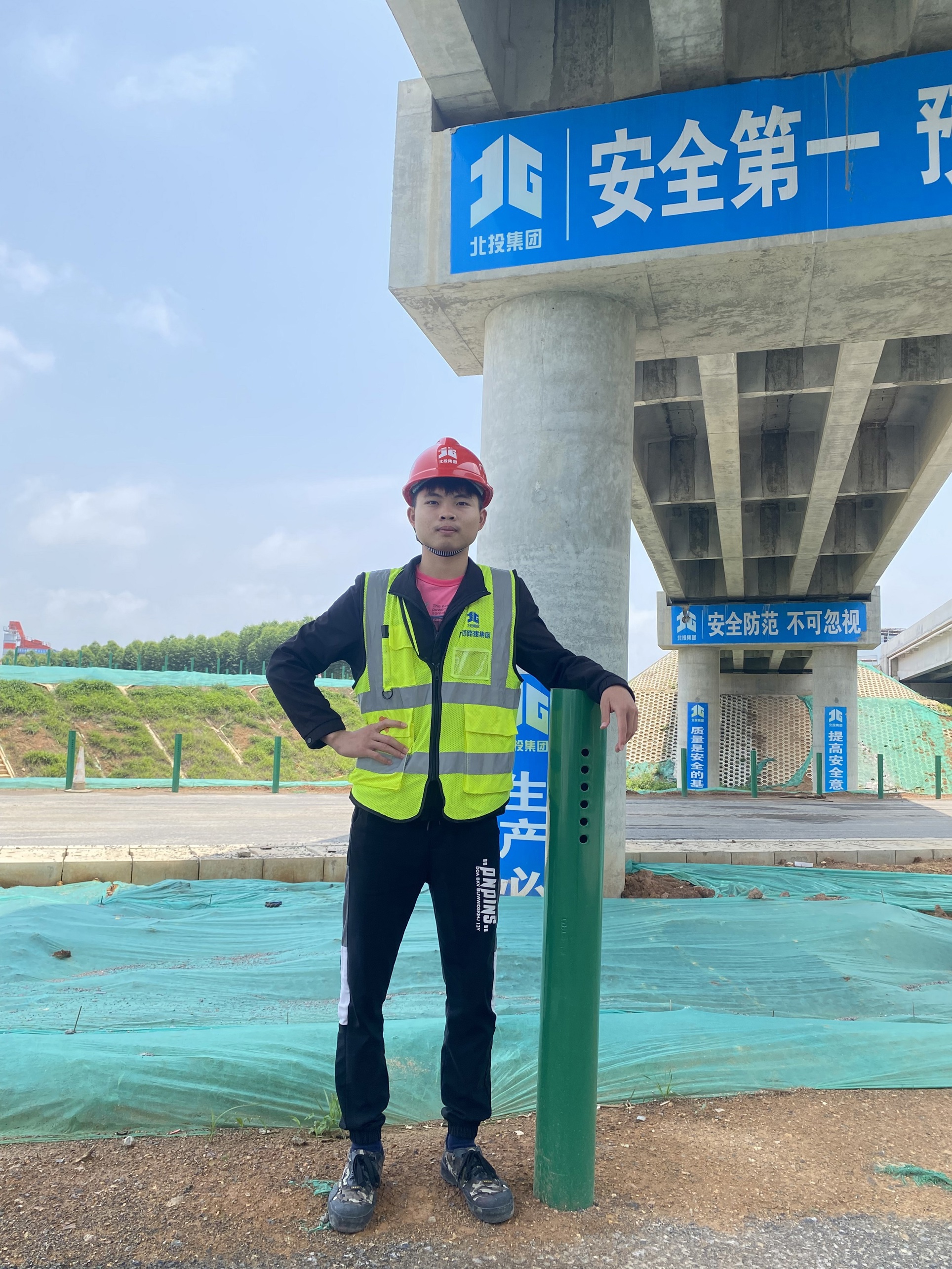 建筑工程学院 建筑2135班 谢展东 生活照