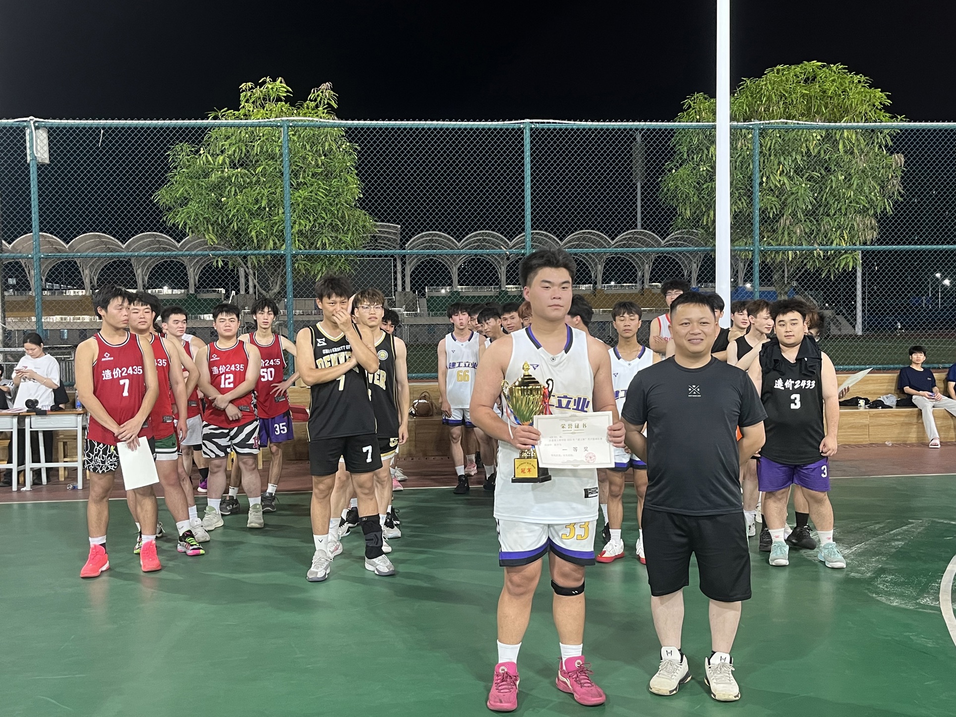 学院团委书记唐桂叠颁奖-原图