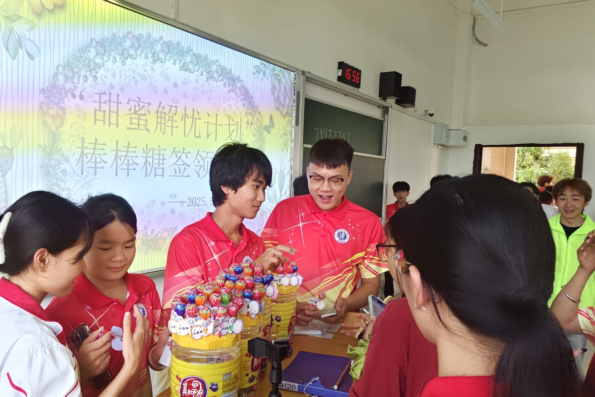 发放“你真棒”主题棒棒糖