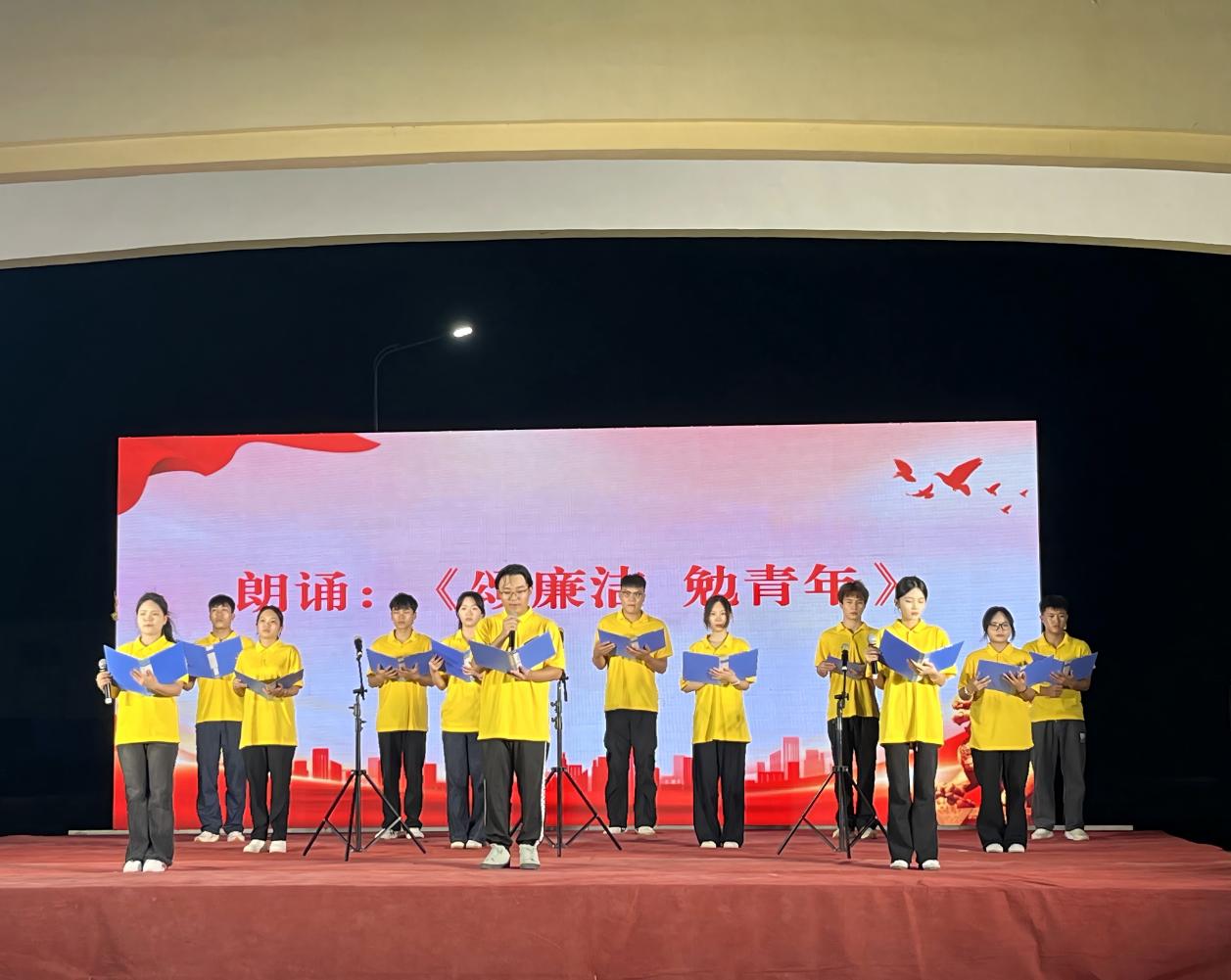 H:/黄思祥/2025年/建筑工程学院-工作/新闻稿/2025年6月份/20250625学校领导到建筑工程学院开展“以史知廉 守正力行”情景式廉政教育党课/朗诵《颂廉洁，勉青年》.jpg朗诵《颂廉洁，勉青年》