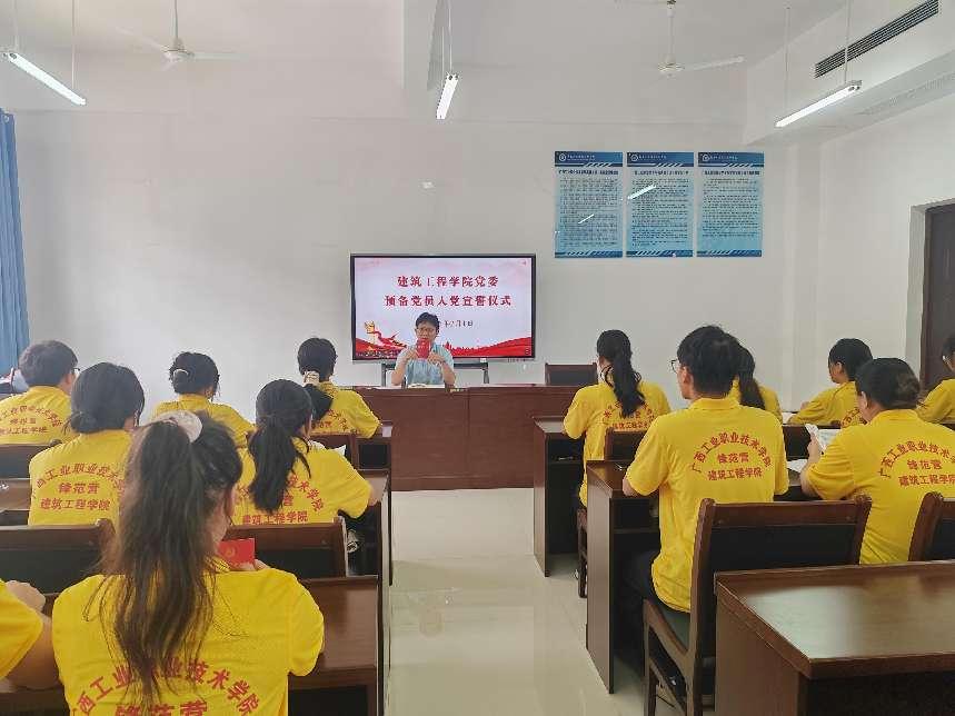 学院党委书记张敏总结发言