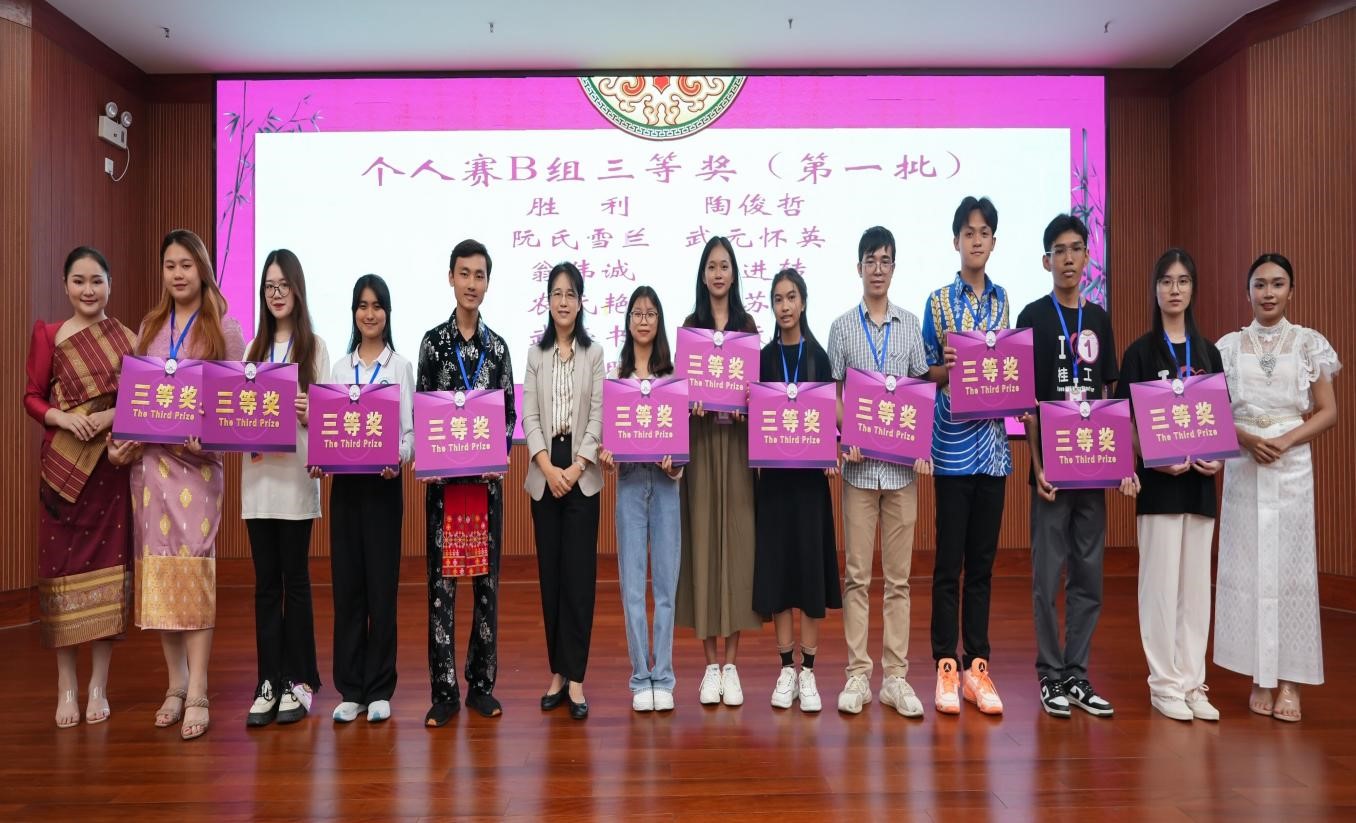 我校国际学生获得个人赛中级组三等奖（左起第4）