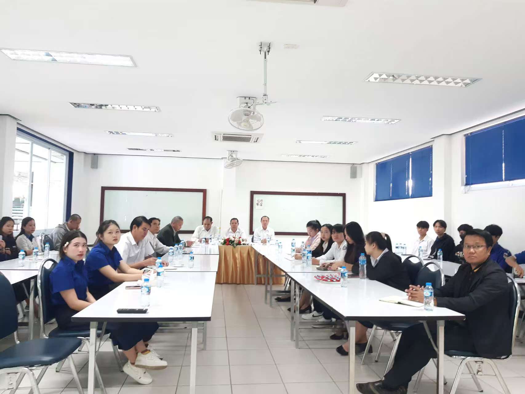 参加开班仪式和在线培训的巴巴萨技术学院师生