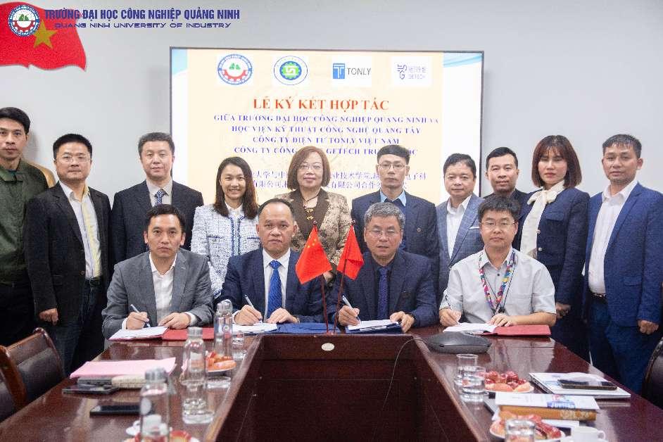 在越南广宁工业大学进行中越校企四方签约仪式
