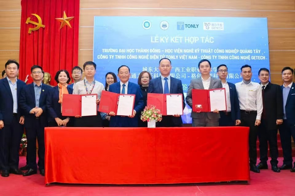 在越南城东大学进行中越校企四方签约仪式