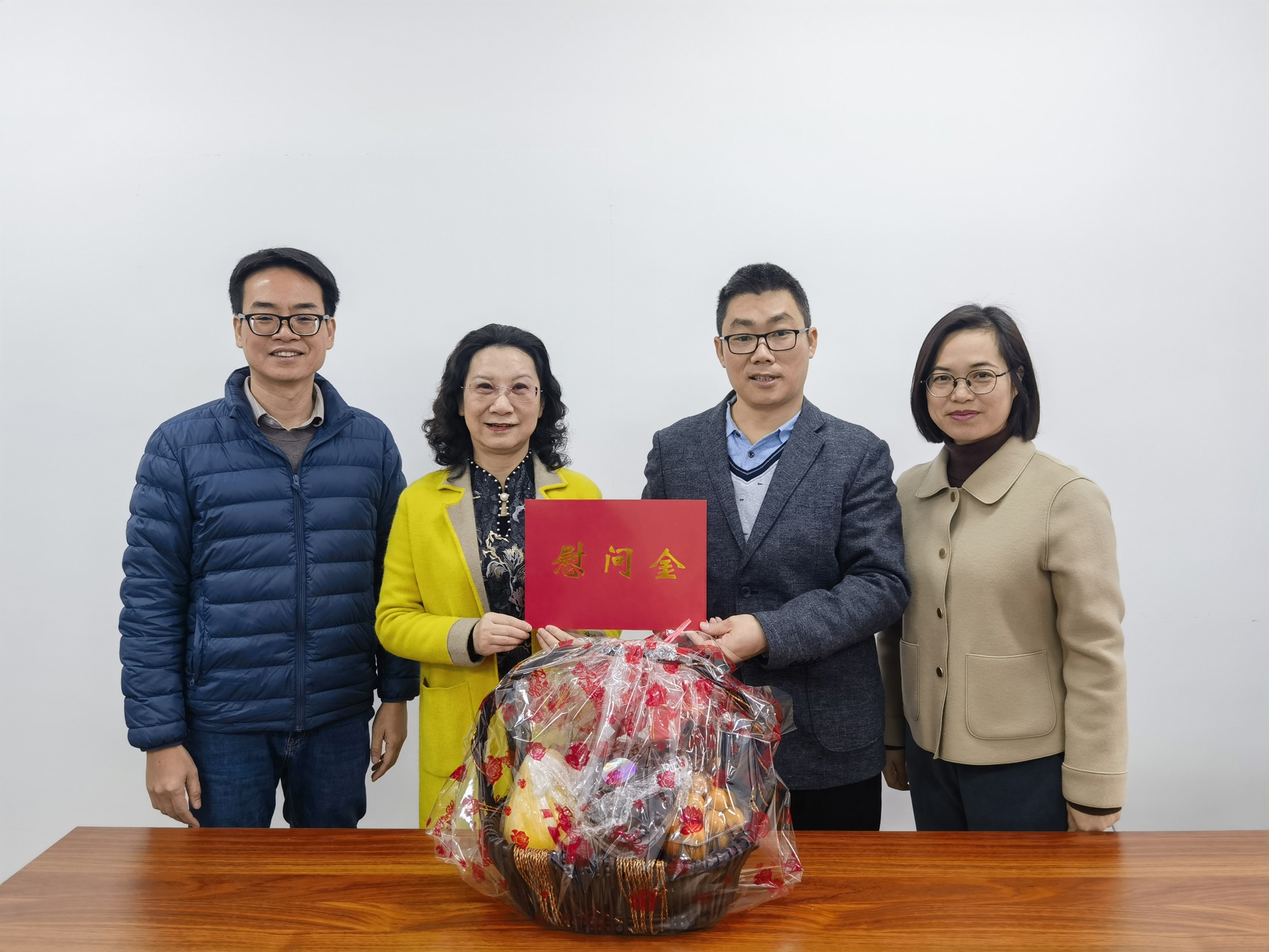 王娟慰问广西最美高校辅导员吴廷川
