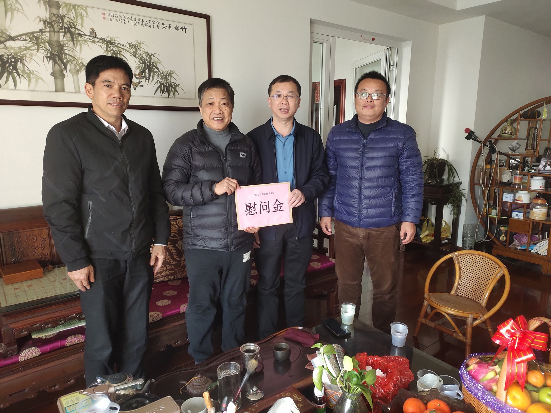冯以宜慰问退休老干部