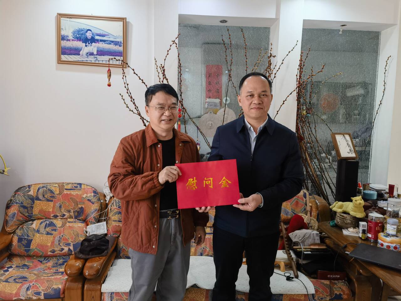 黄政艳慰问退休老干部