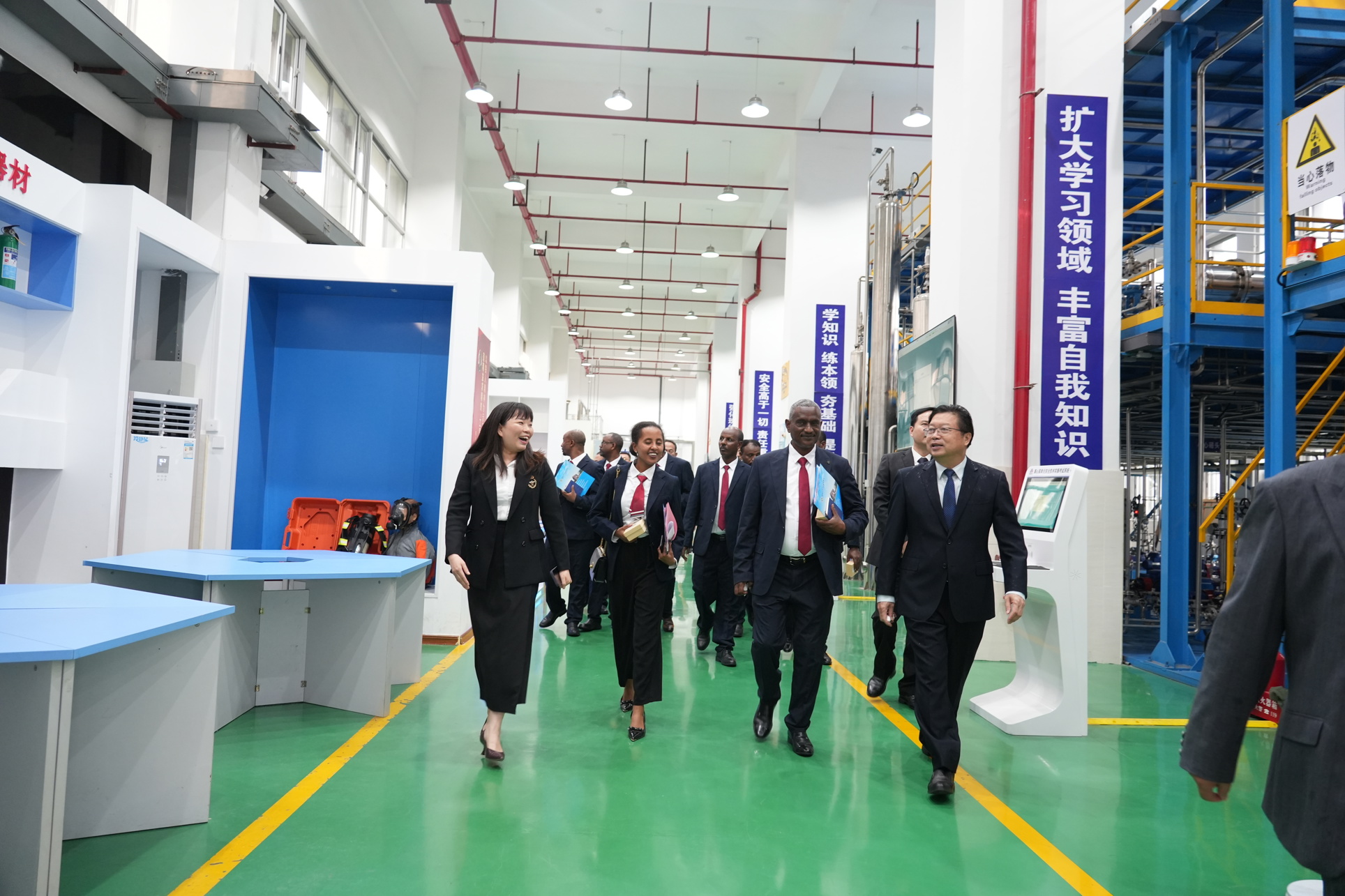 参观学校实训基地
