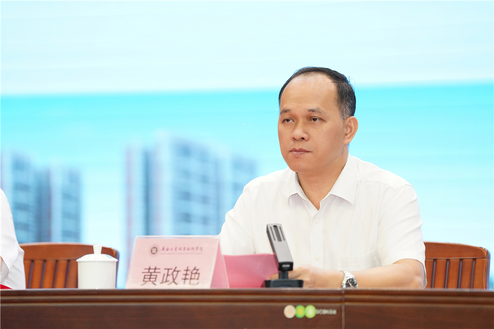 黄政艳总结上半年工作