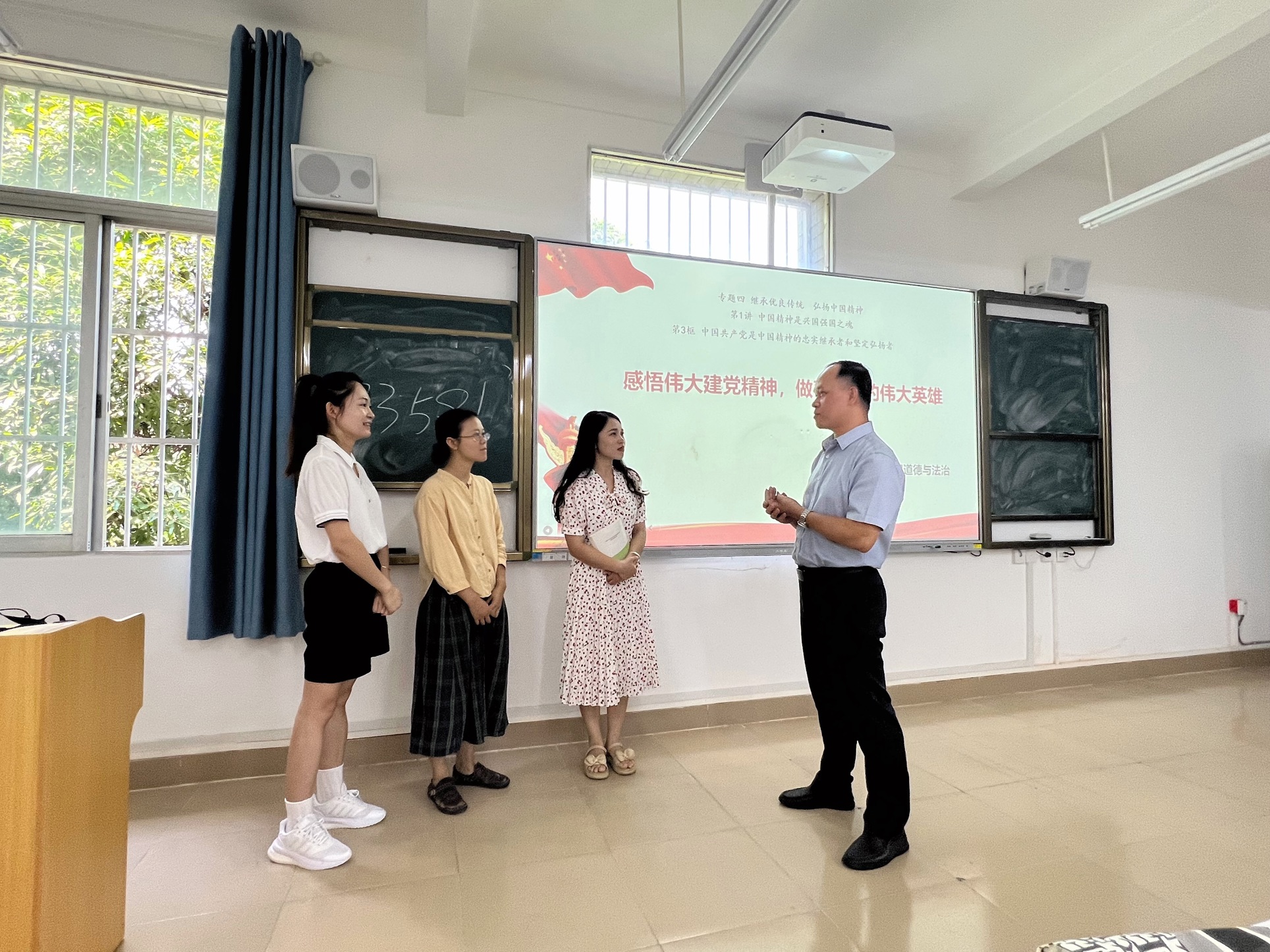 黄政艳深入教学一线听思政课