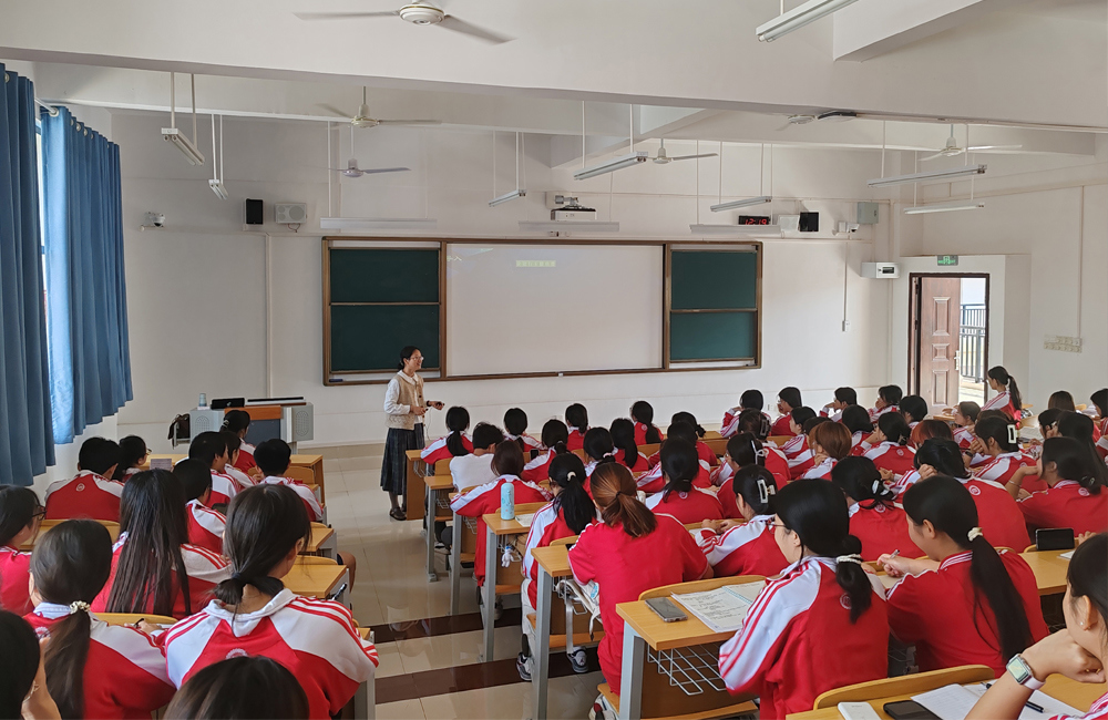 马克思主义学院教师为医药健康管理学院学生授课（1）