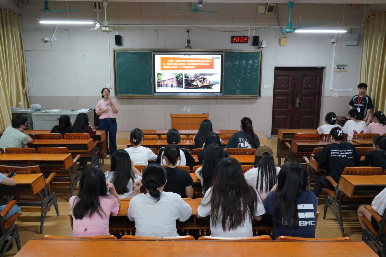 马克思主义学院教师为学校社骨班授课