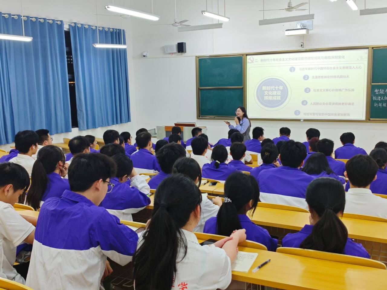 马克思主义学院教师为智能制造学院开展主题宣讲