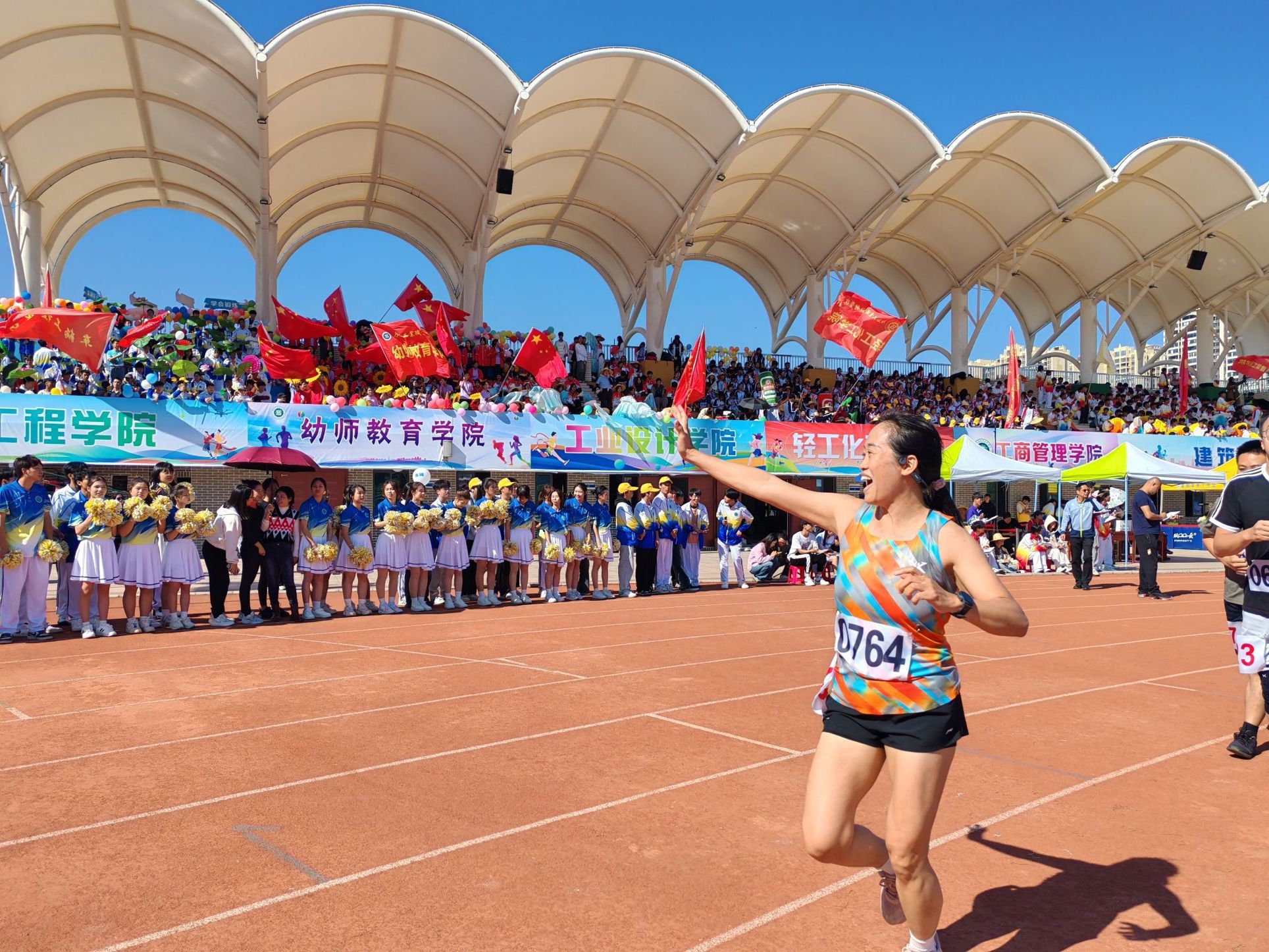 图2 汤加珍老师参加女子3000米比赛