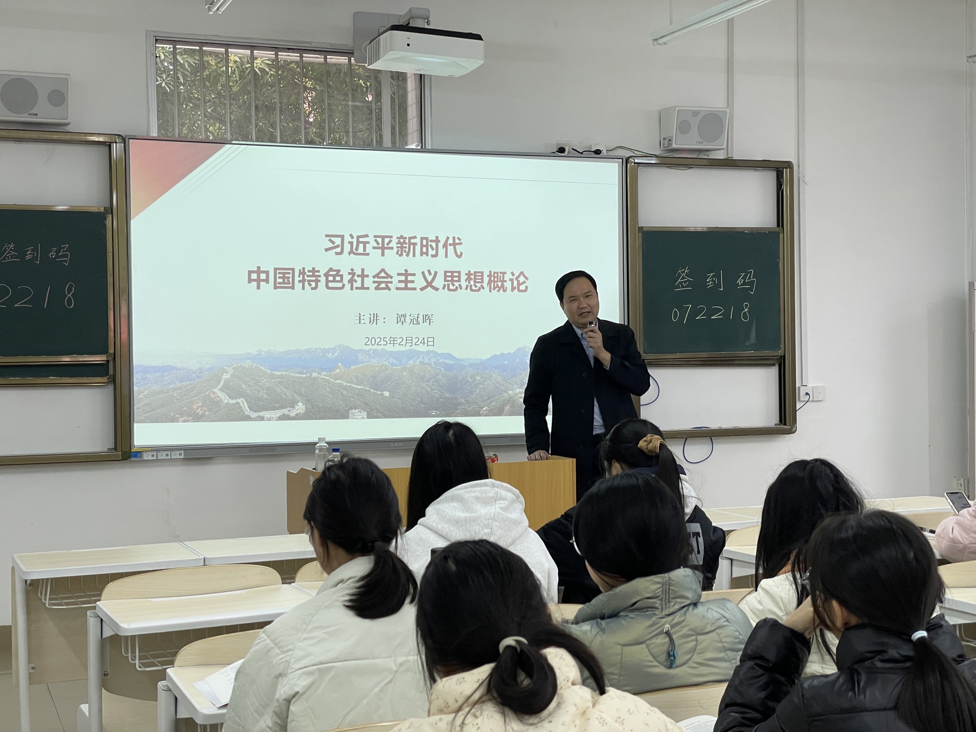 学校领导为学生讲授思政课