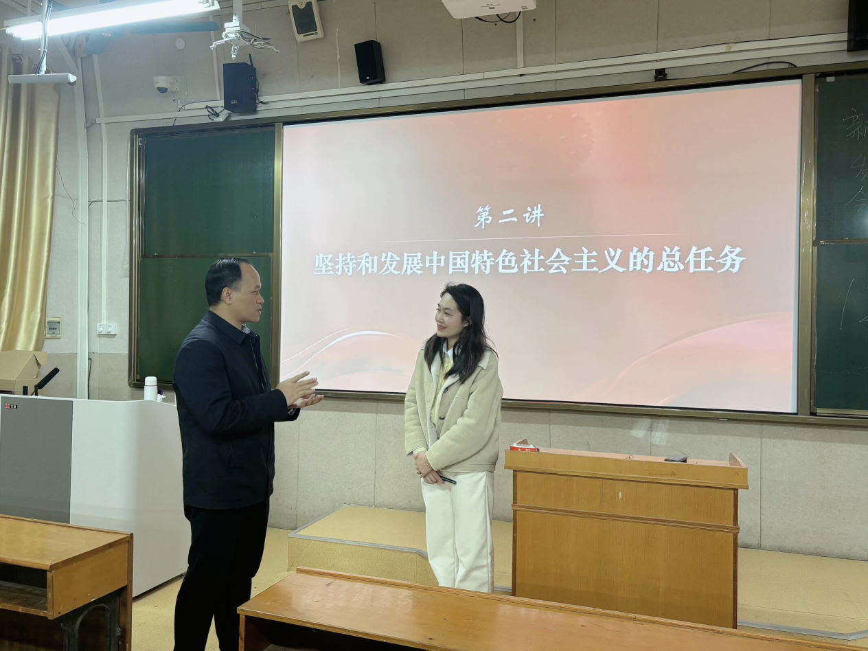 学校校长黄政艳深入思政课教学一线听课