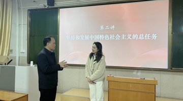学校校长黄政艳深入思政课教学一线听课
