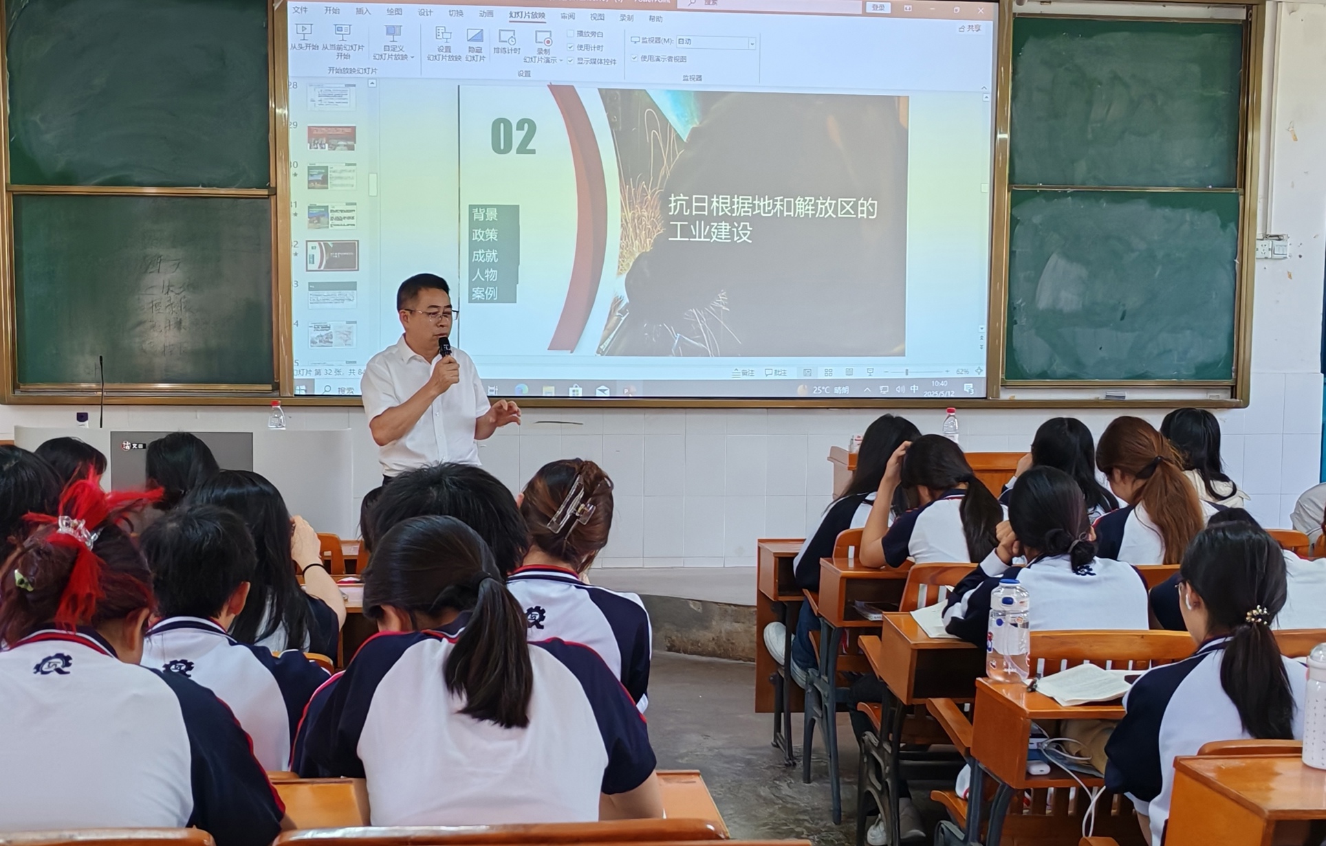 学校领导为学生讲授思政课