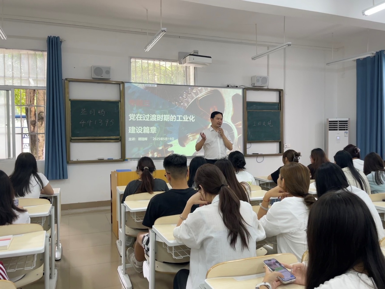 学校领导为食品质量与安全2435班学生讲思政课