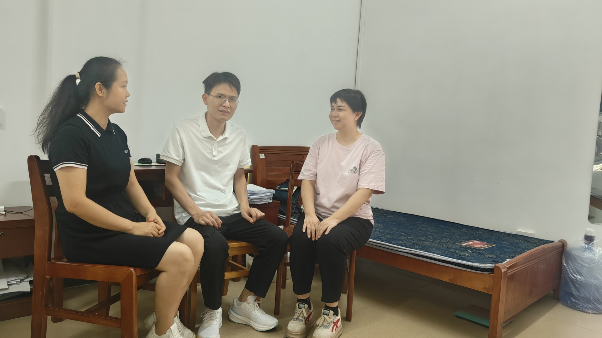 马克思主义学院教师二支部开展廉政家访活动