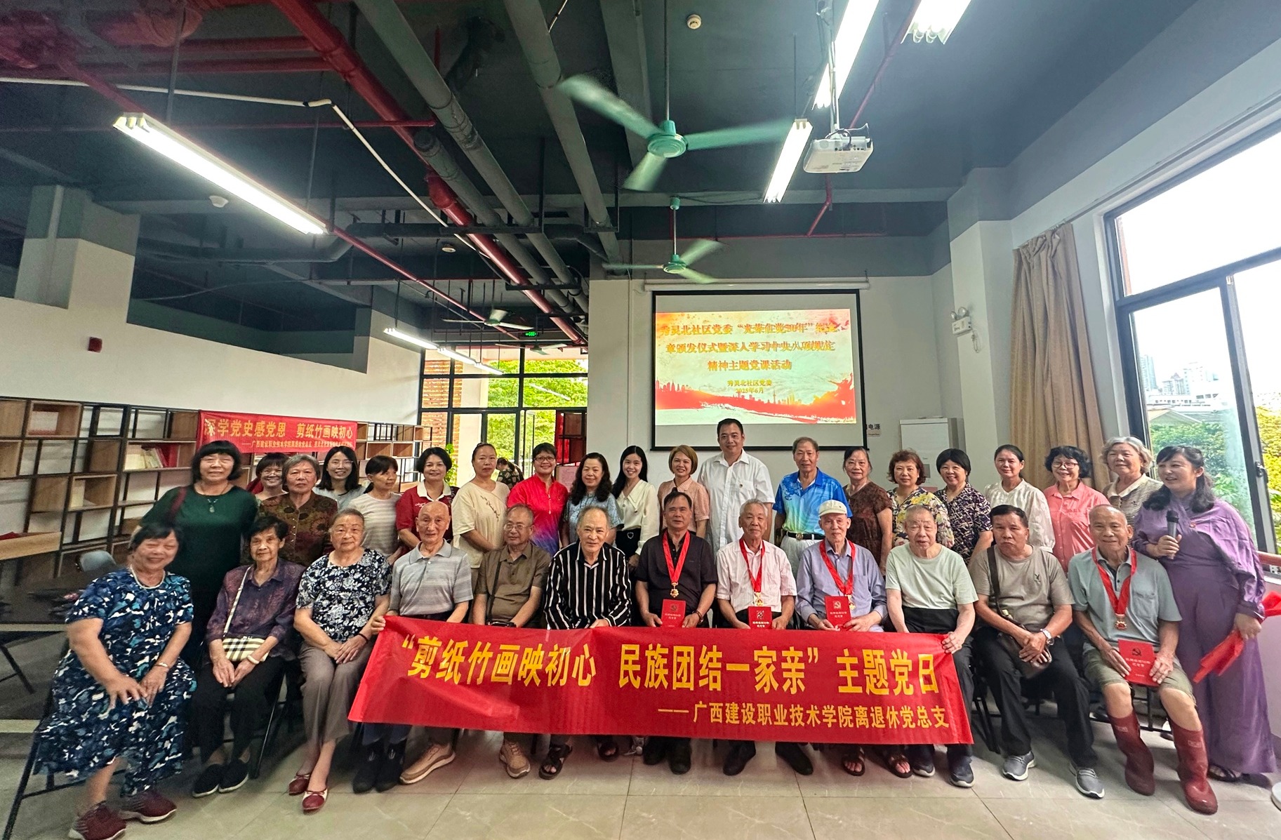 全体人员合影