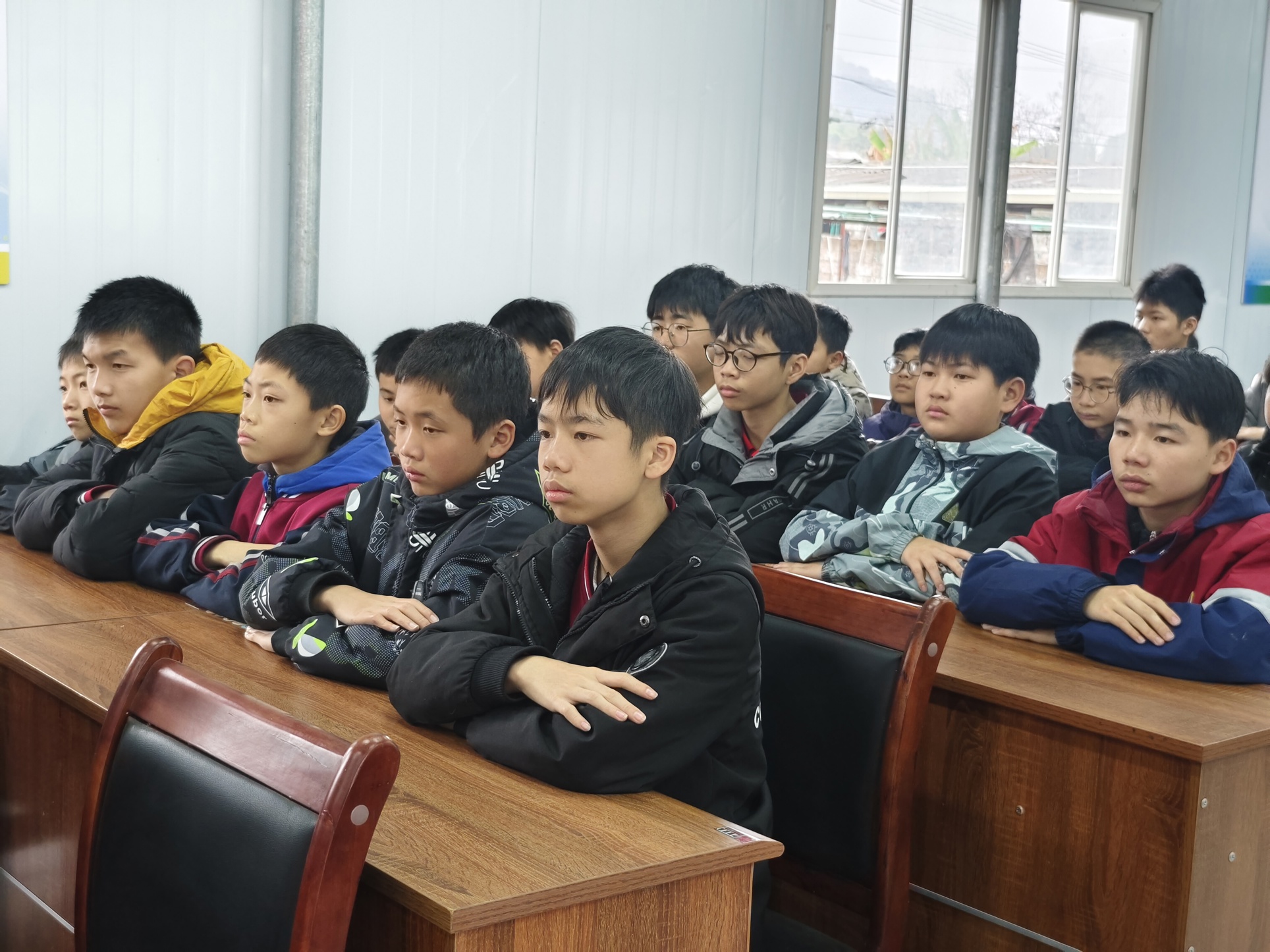 5.学生全神贯注聆听与学习