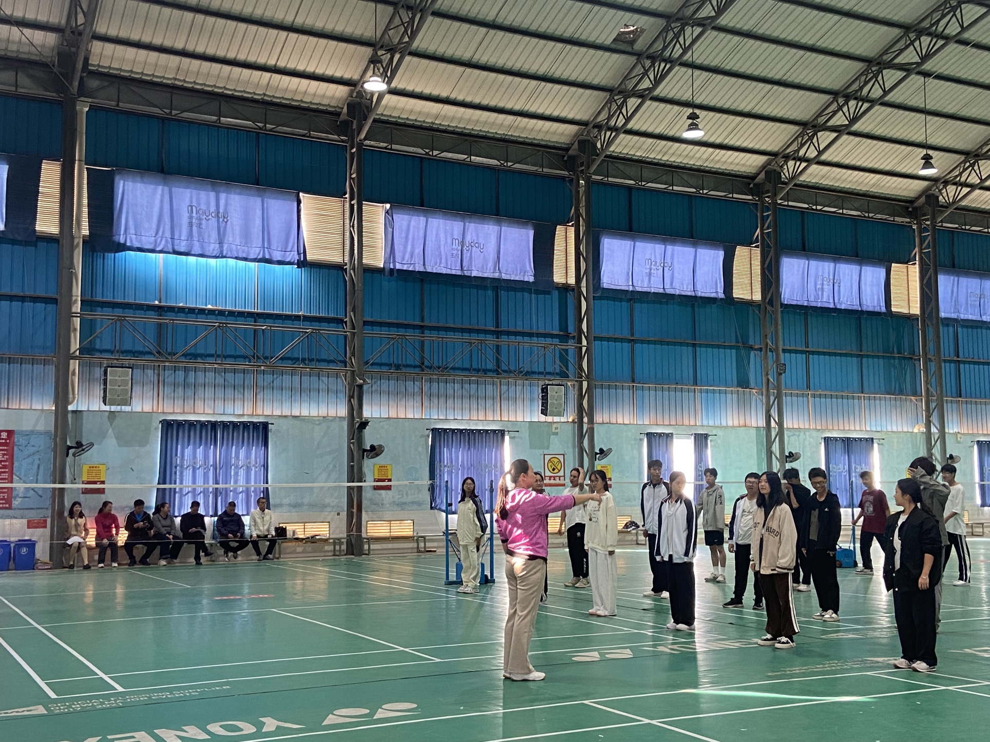 体育团队开展羽毛球公开课观摩教研活动