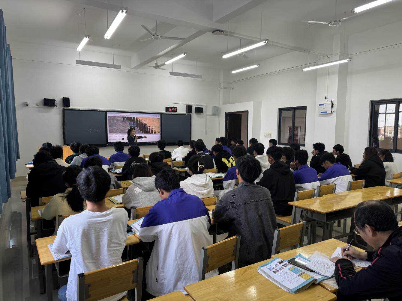 思想碰撞，精彩绽放——英语团队开展公开课教学研究活动