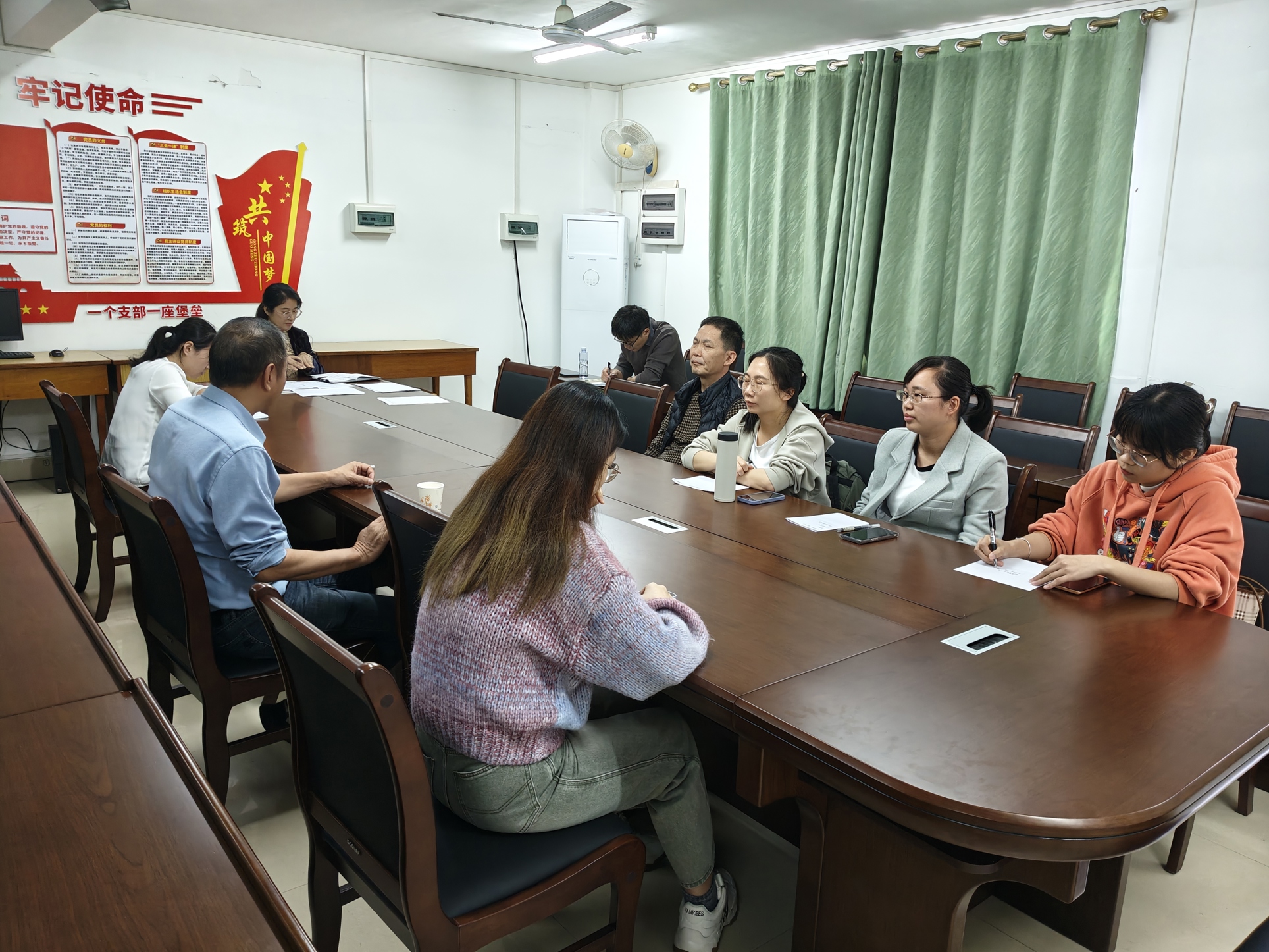 通识教育学院教师第二党支部开展组织生活会