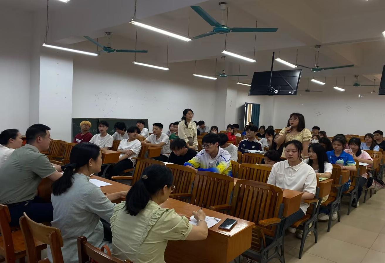 图二：同学代表积极发言，畅所欲言