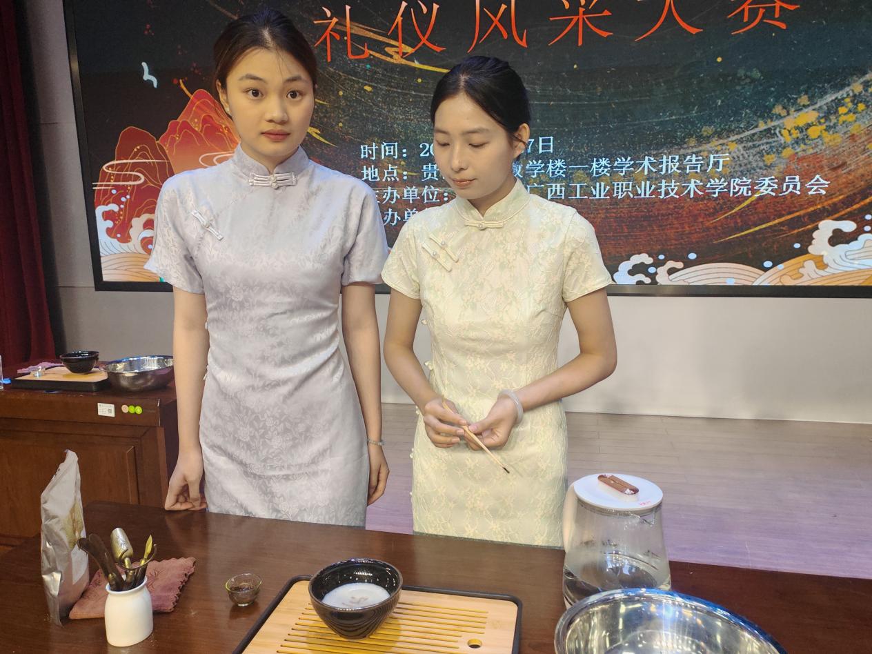 选手展示茶百戏