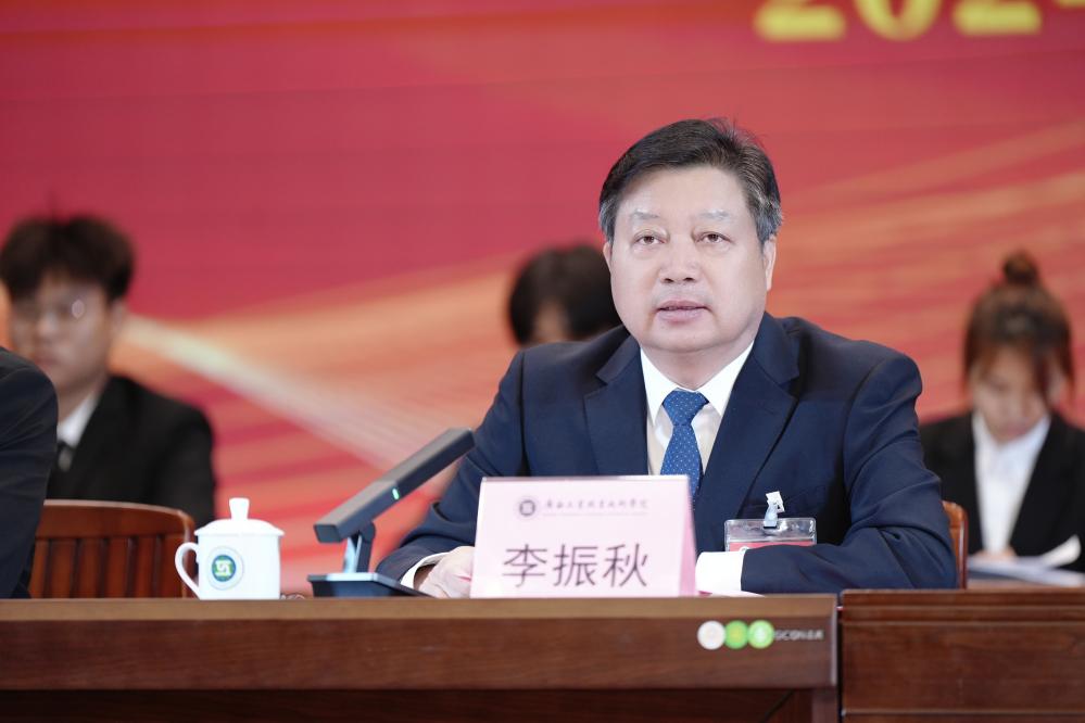 学校党委书记李振秋讲话