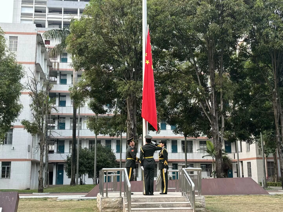 糖业工程学院举行“健康从心开始 生命因你绽放”主题升旗仪式