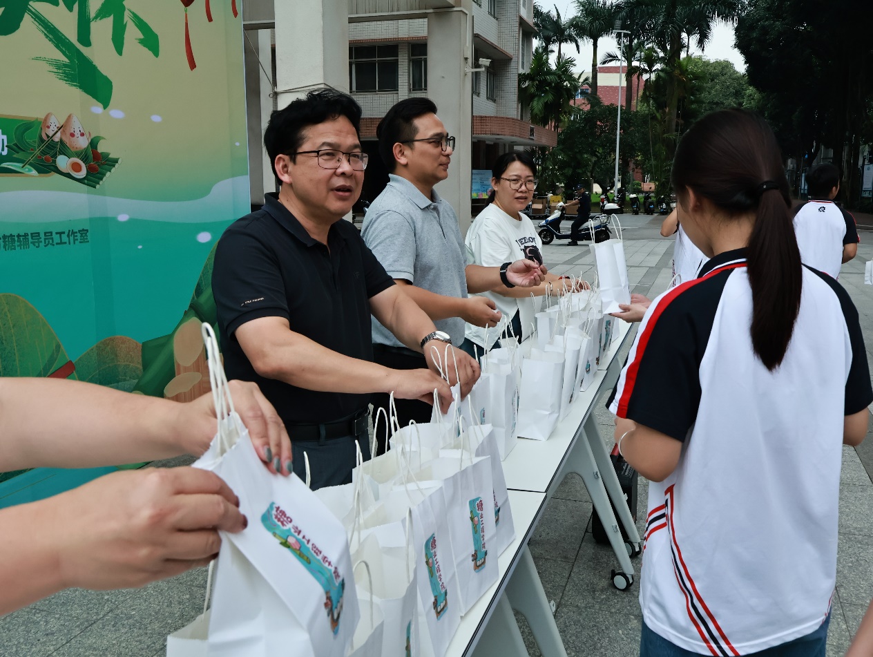 粽香传温情 关怀暖人心——糖业工程学院开展2025年端午节关怀家庭经济困难学生活动​
