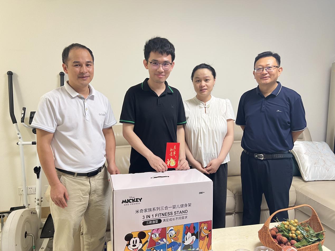信息技术中心开展暖心家访