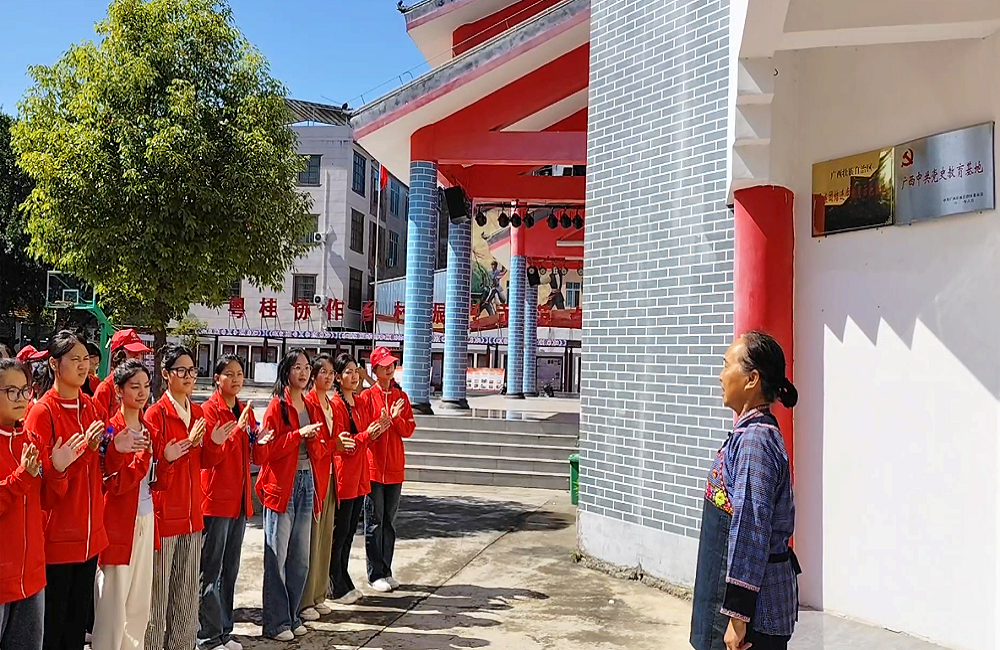 图7与红军后人共唱红歌