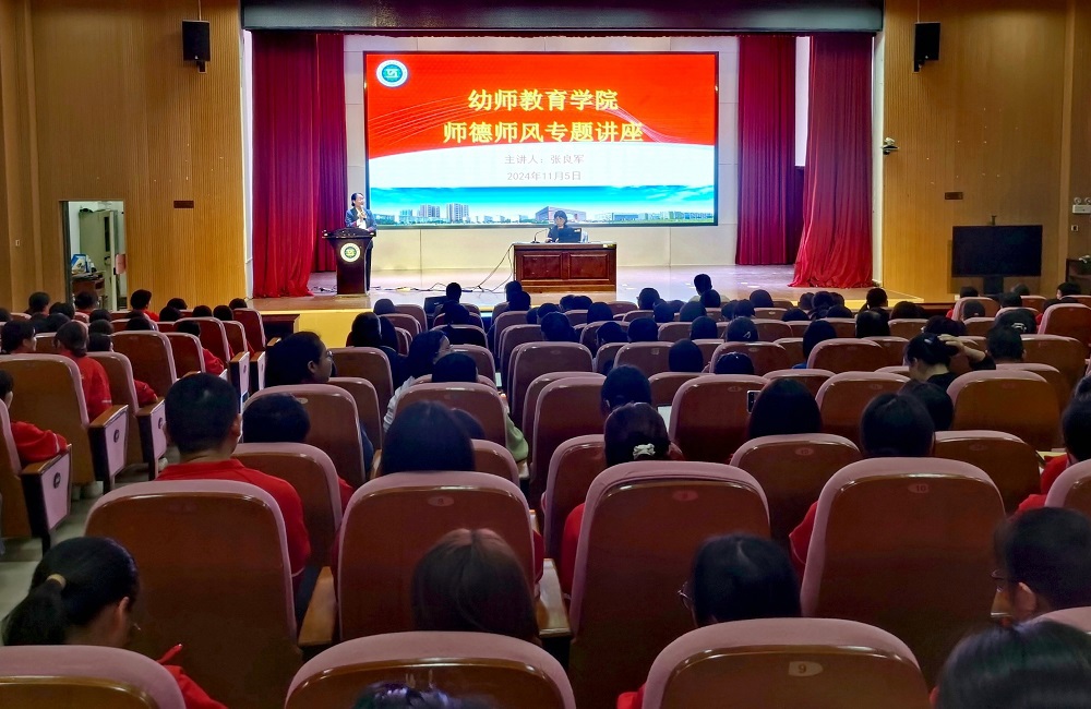 图二：潘丽莎院长作总结发言