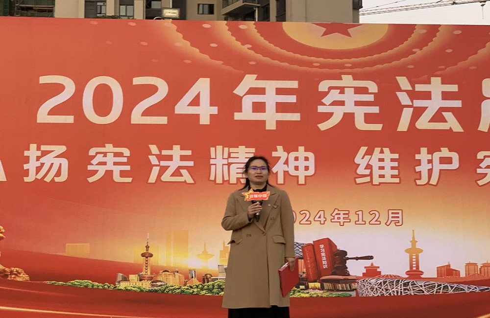 幼师教育学院副院长林英带领全体师生诵读宪法的部分章节