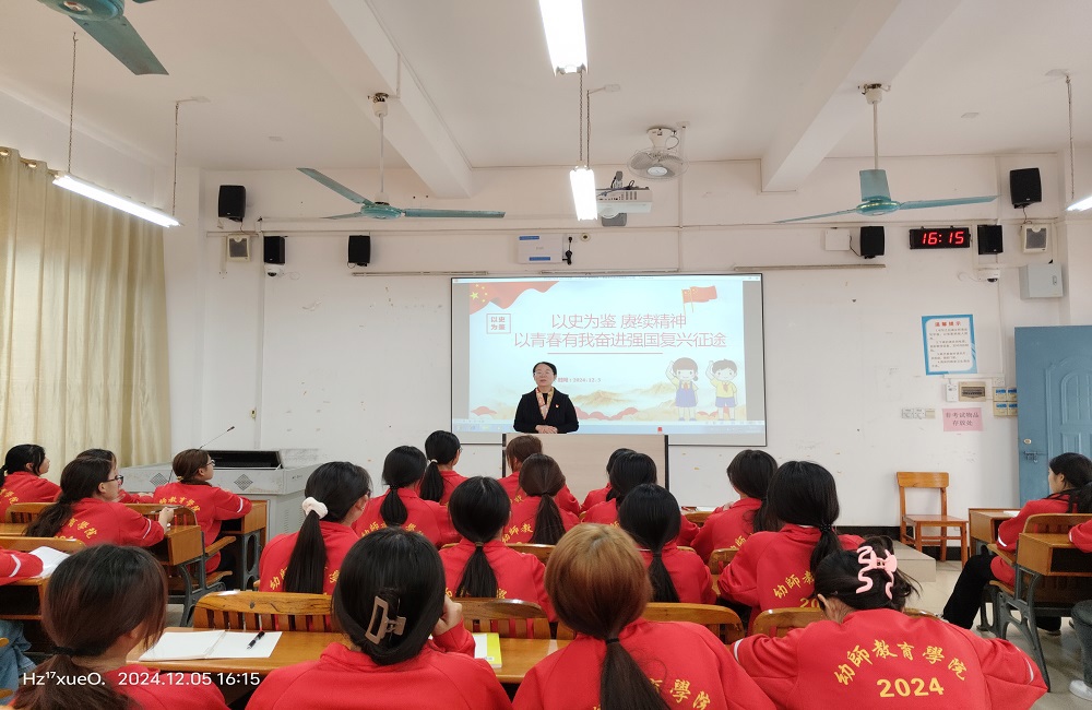 图1：学院院长潘丽莎到幼育2433班上党课