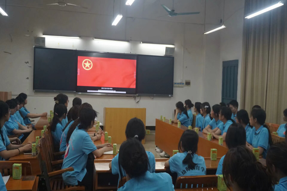 同学们正在观看共青团中央的《青年》视频