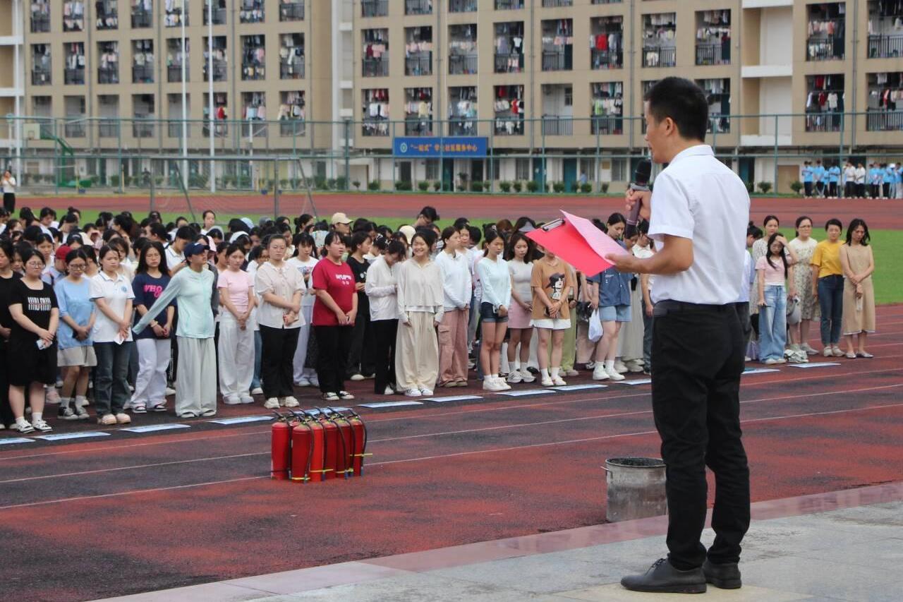 李锡锋做动员讲话